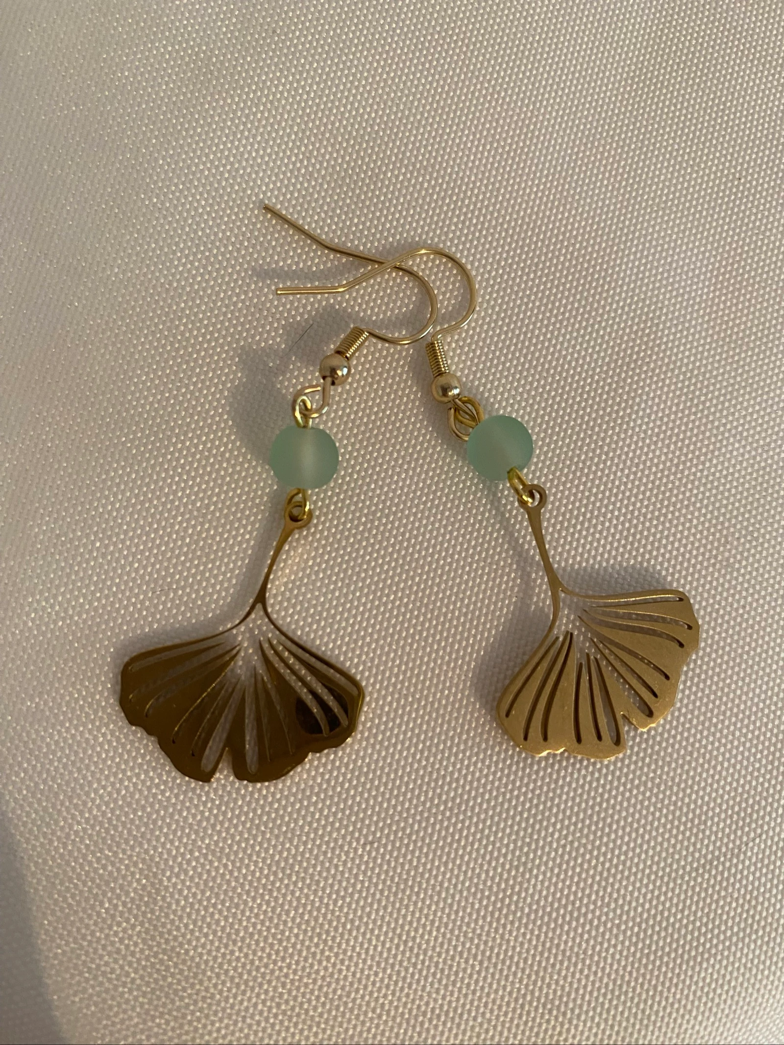 Brincos de orelha pequena Gingko efeito espelho dourado – photo 3